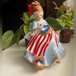JOSEF ORIGINALS BETSY ROSS FIGURINE W/FLAG MUSIC BOX "GOD BLESS AMERICA" 🇺🇸♥️